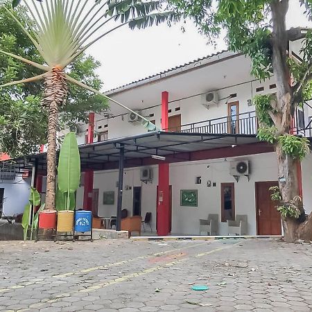 Rumah Panggung Guest House Syariah Mitra Reddoorz Чиребон Екстер'єр фото